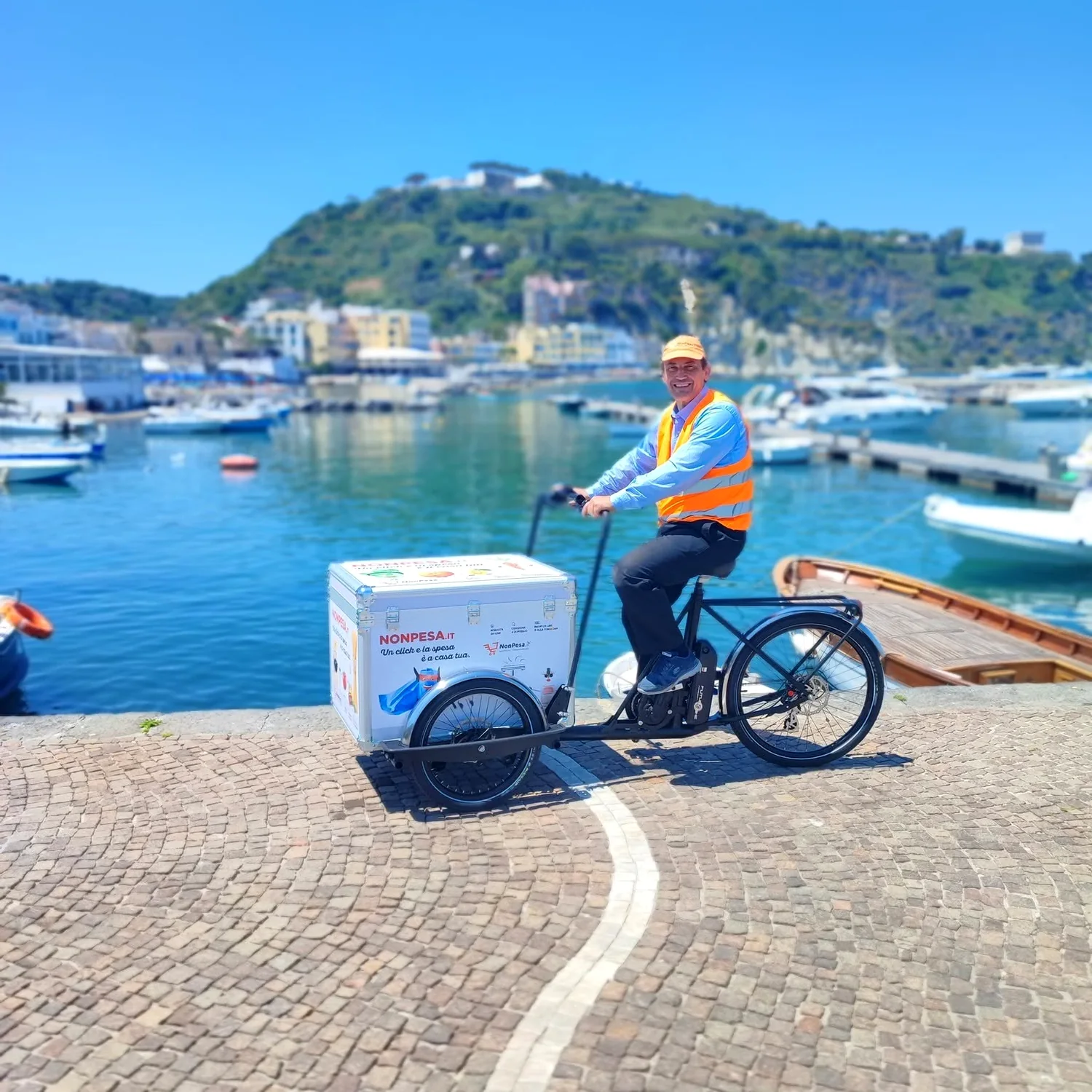 Un addetto NonPesa con la cargo bike per le consegne vicino al porto