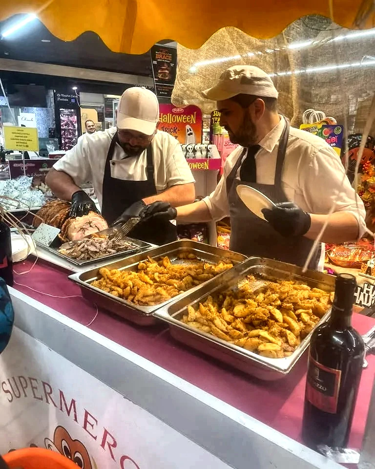 Collaboratori Dok preparano specialità gastronomiche durante una degustazione