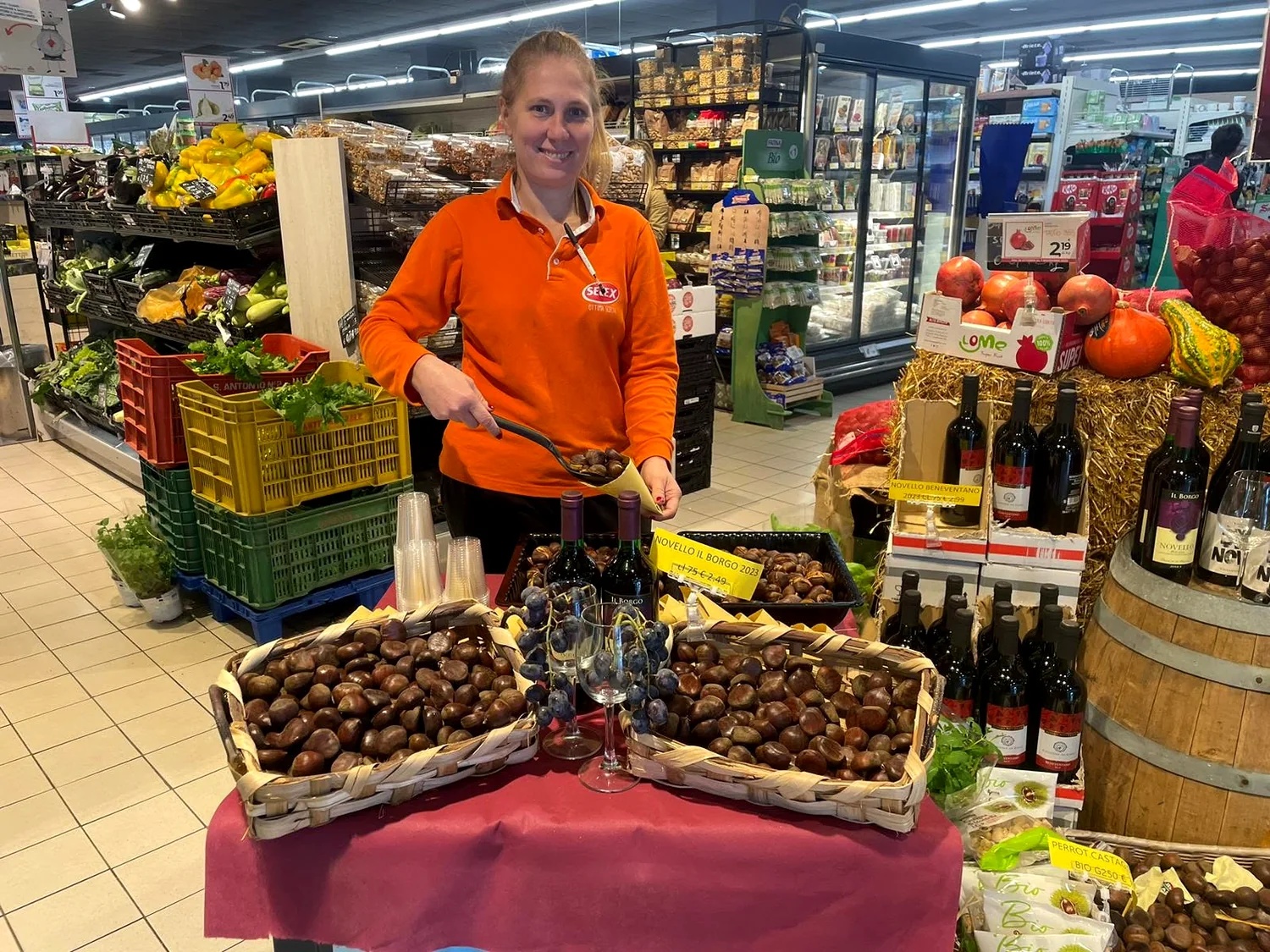 Una collaboratrice Dok accoglie i clienti con il sorriso durante una degustazione